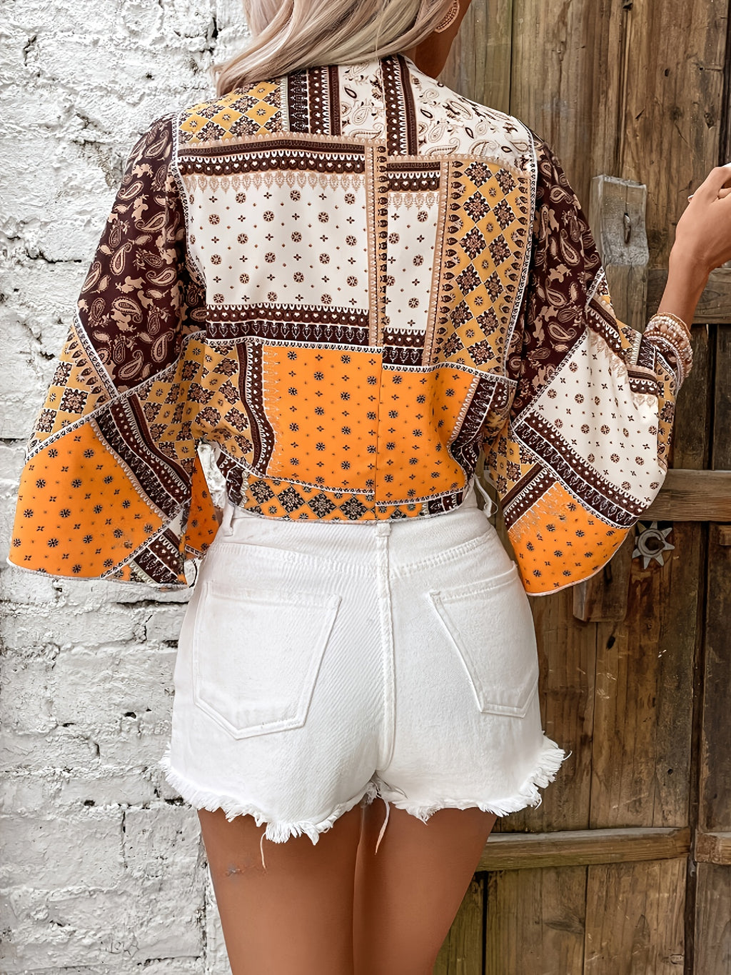 Blusa com estampa paisley e nó frontal, blusa curta estilo boho com manga sino para primavera e verão, roupas femininas